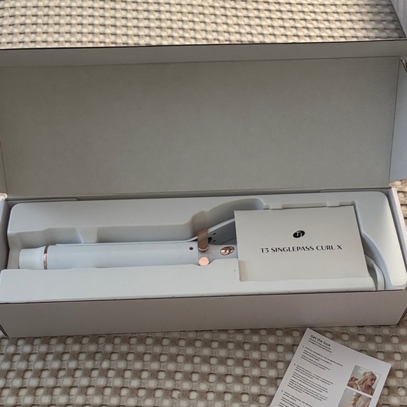 T3 SinglePass Curl X 1.25" in White and Rose Gold & Detail Set - Picture 3 of 9